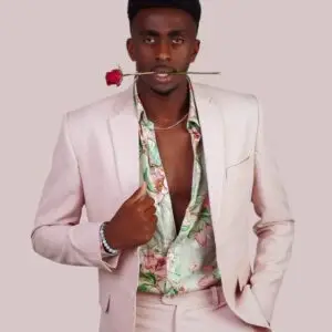 Costume deux pièces rose à veste deux boutons col revers avec chemise imprimée assortie et pantalon droit