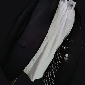 Ensemble veste classique noire et chemise blanche à manches longues